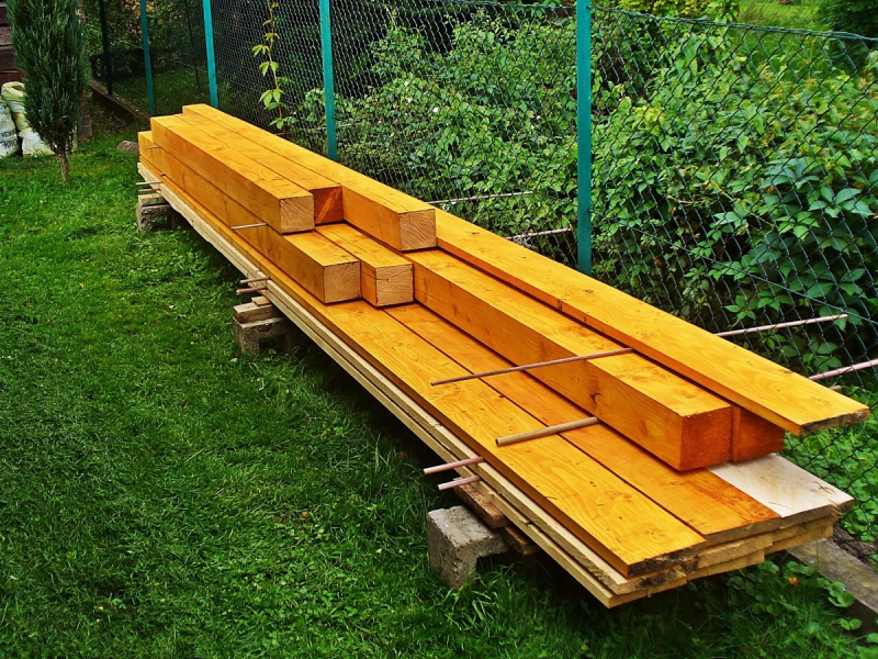menuisier-TRIGANCE-min_boards_the_rafters_joinery_tree_painting_wood_colored_paint-871508