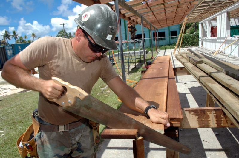 menuisier-TRIGANCE-min_worker_construction_building_carpenter_male_job_build_helmet-893290